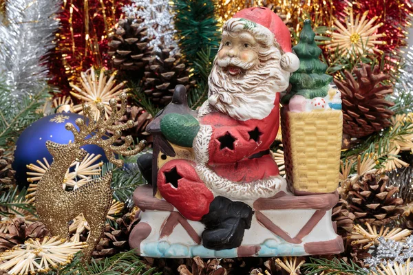 Kerstmis samenstelling met kegel en Kerstmis decoratie — Stockfoto