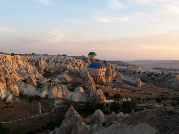 Capadócia, Turquia.A maior atração turística da Capadócia, o voo com o balão ao nascer do sol — Fotografia de Stock