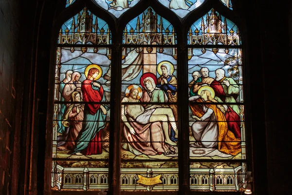 Glasraam in de kerk van Saint-Severin is een rooms-katholieke kerk in het Quartier Latin van Parijs, Frankrijk — Stockfoto