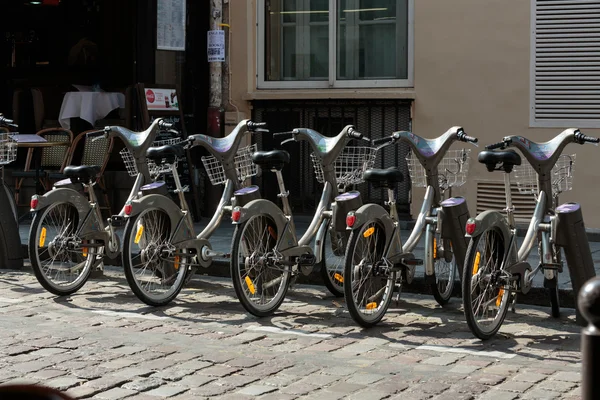 Parking, rowery do wynajęcia, na ulicach Paryża — Zdjęcie stockowe