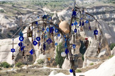 Aşk Vadisi Göreme Milli Parkı içinde arkasında ağacında nazar. Kapadokya, Türkiye