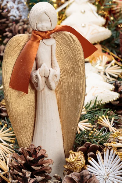 Kerstmis samenstelling met kegel en Kerstmis decoratie — Stockfoto