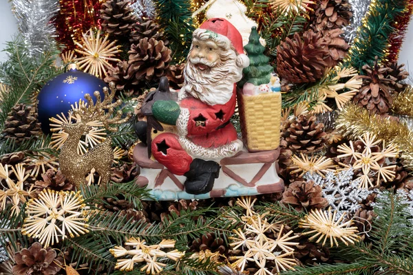 Composición navideña con decoraciones de cono y navidad — Foto de Stock