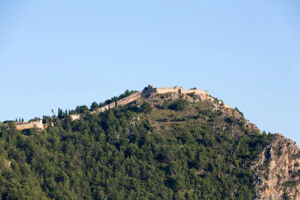El castillo de Alanya construido en la colina sobre la playa de Cleopatra. Turquía —  Fotos de Stock