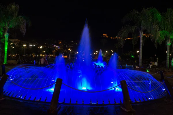 Alanya - Damlatas fontanny parku, w pobliżu plaży Clepatra w nocy. Turcja — Zdjęcie stockowe