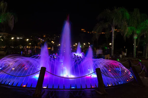 Alanya - Damlatas fontanny parku, w pobliżu plaży Clepatra w nocy. Turcja — Zdjęcie stockowe