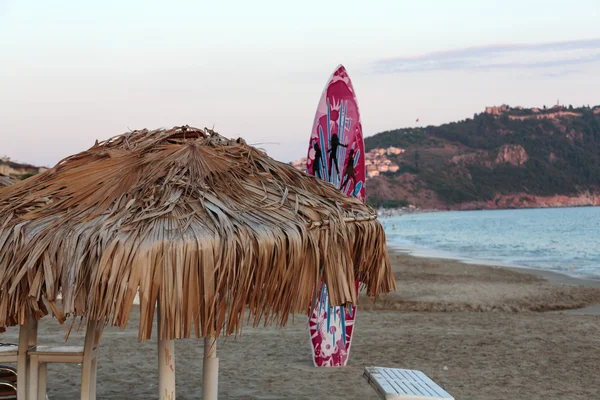 Paraguas de caña en la playa de Cleopatra.Alanya, Turquía —  Fotos de Stock