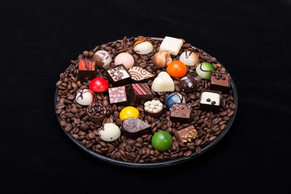 Conjunto de varios pralinés de chocolate y granos de café — Foto de Stock