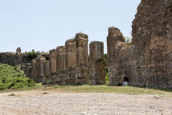 Parte do aqueduto antigo em Aspendos, Turquia — Fotografia de Stock