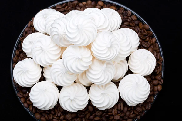 Fransk vanilj maräng cookies och kaffebönor — Stockfoto