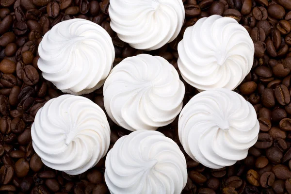 Galletas francesas de vainilla merengue y granos de café — Foto de Stock