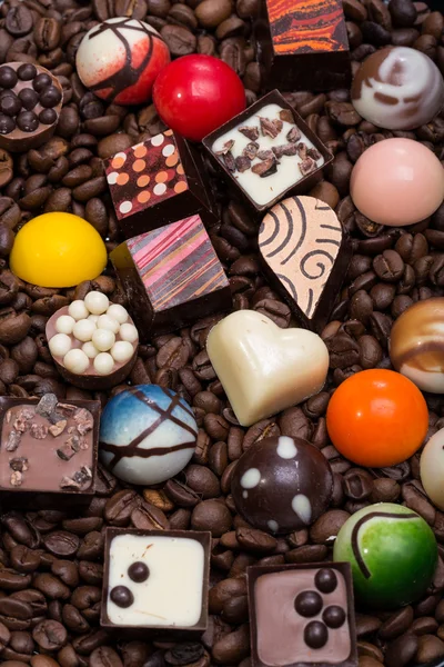 Conjunto de vários pralines de chocolate e grãos de café — Fotografia de Stock