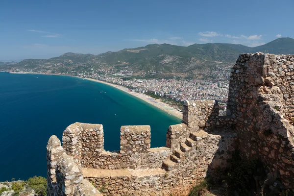 Castello di Alanya costruito su rocce e spiaggia di Cleopatra — Foto Stock