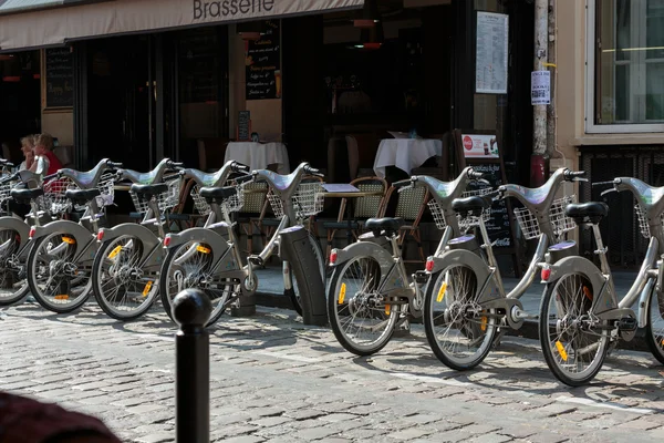 Parking, rowery do wynajęcia, na ulicach Paryża — Zdjęcie stockowe
