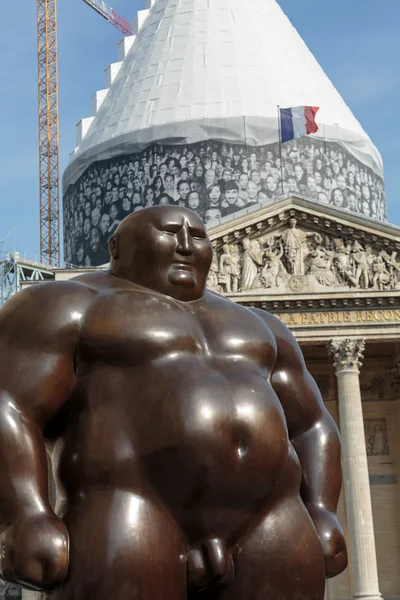 Paris, Frankrijk - 8 September 2014: Parijs - een Mongoolse standbeeld door Shen Hong Biaothe en fronton van Pantheon tegen de achtergrond van de gerepareerde koepel — Stockfoto