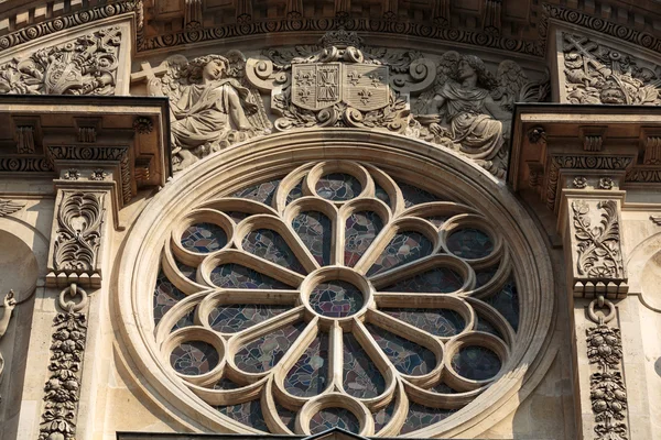 Iglesia de Saint-Etienne-du-Mont en París cerca del Panteón. Contiene el santuario de Santa Genoveva - patrona de París —  Fotos de Stock