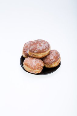 Siyah porselen tabakta bütün çörekler