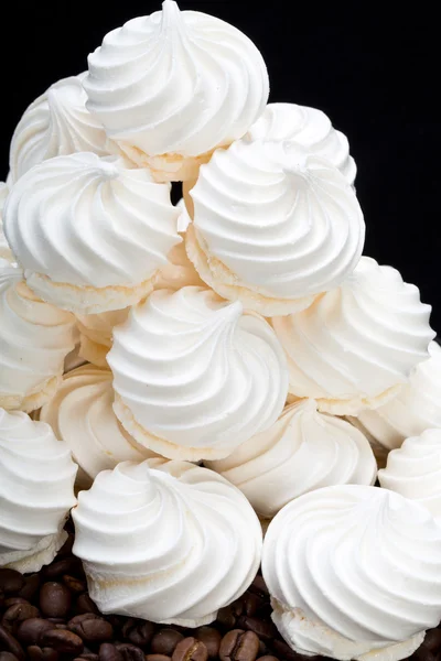 Biscoitos de merengue de baunilha francês e grãos de café — Fotografia de Stock