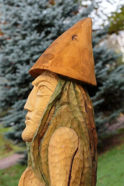 Figuras de madeira parecidas com fadas de contos eslavos primitivos — Fotografia de Stock