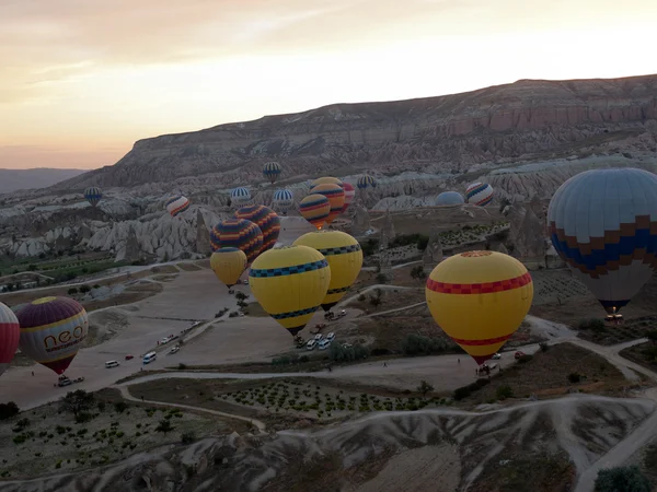 Goreme, Capadocia, Turquía - 16 de junio de 2014: Capadocia, Turquía.La mayor atracción turística de Capadocia, el vuelo con el globo —  Fotos de Stock