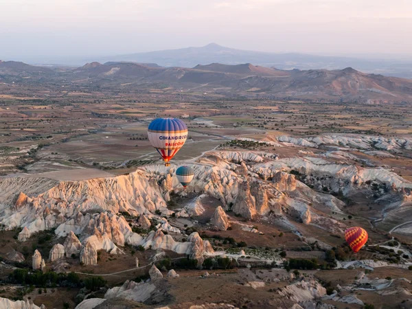 Γκιόρεμε, Καππαδοκία, Τουρκία - 16 Ιουνίου 2014: Καππαδοκία, Τουρκία.τα μεγαλύτερο τουριστικό αξιοθέατο της Καππαδοκίας, η πτήση με το αερόστατο — Φωτογραφία Αρχείου