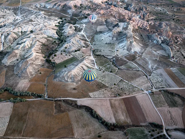 Goreme, Cappadocia, Turchia - 16 giugno 2014: Cappadocia, Turchia.La più grande attrazione turistica della Cappadocia, il volo con il palloncino — Foto Stock