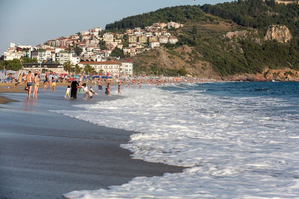 Alanya - plaża Kleopatry. Alanya jest jednym z najbardziej popularnych nadmorskich kurortów w Turcji — Zdjęcie stockowe