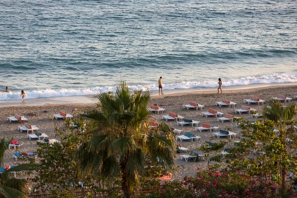 Alanya - późnym popołudniem na plaży Kleopatry. Alanya jest jednym z najbardziej popularnych kurortów wypoczynkowych w Turcji — Zdjęcie stockowe