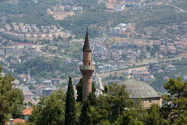 Alanya - la moschea e il minareto sulla collina del castello. Turchia — Foto Stock
