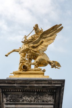 Paris - altın kanatlı at heykeli Alexander III köprüsü üzerinde