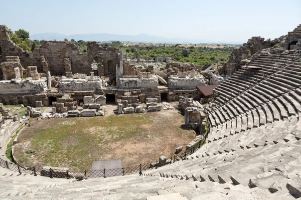 As ruínas do antigo anfiteatro romano em Side. Turquia — Fotografia de Stock