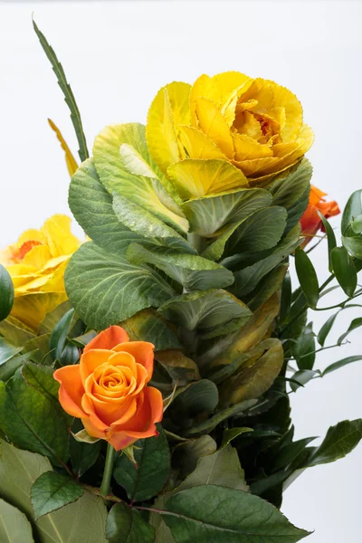Couve ornamental com folhas amarelas, laranja e verde — Fotografia de Stock