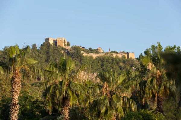 El castillo de Alanya construido en la colina sobre la playa de Cleopatra. Turquía — Foto de Stock