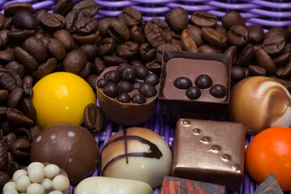 Zbiór różnych czekoladowe praliny i kawa w koszyku lawendy — Zdjęcie stockowe