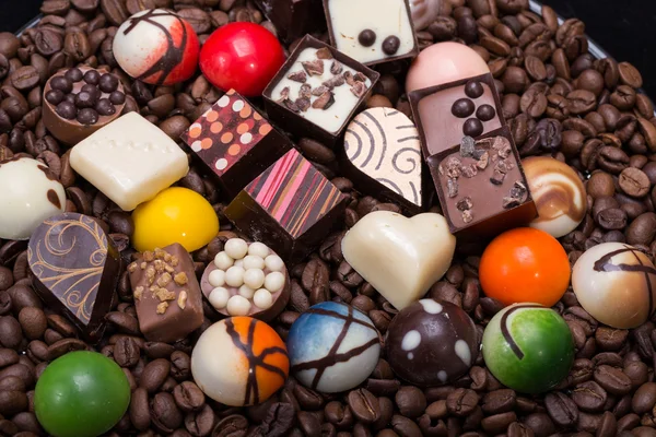 Conjunto de varios pralinés de chocolate y granos de café —  Fotos de Stock