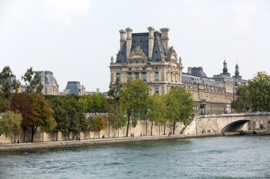 Paris'te Louvre ve Seine Nehri .