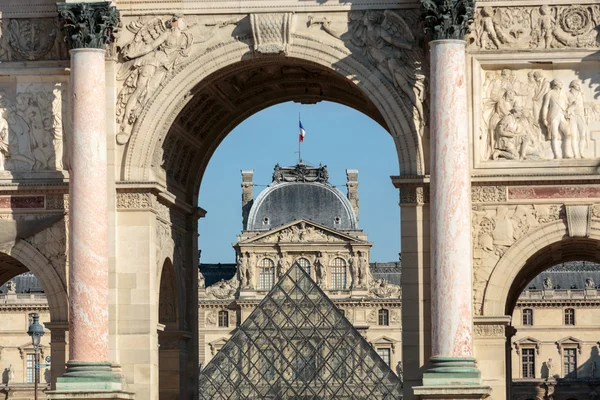 Parijs - triomfboog en glazen piramide die was in Louvre. — Stockfoto