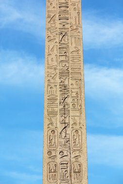 Mısır Luksor Dikilitaşı hiyeroglif Place de la Concorde ile.