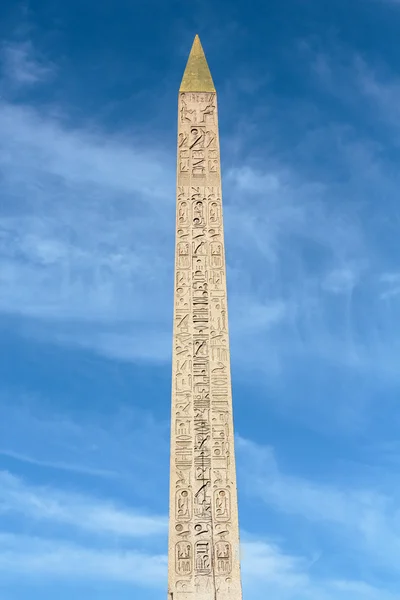 Obélisque égyptien Luxor avec hiéroglyphes sur la place de la Concorde . — Photo