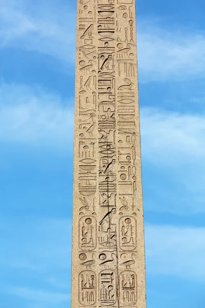 Ägyptischer Luxor-Obelisk mit Hieroglyphen auf der Place de la concorde. — Stockfoto