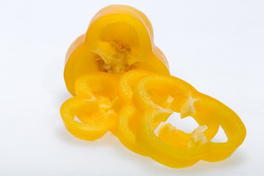 beyaz arkaplanda izole edilmiş tatlı biber