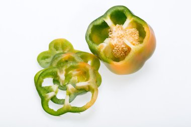 beyaz arkaplanda izole edilmiş tatlı biber