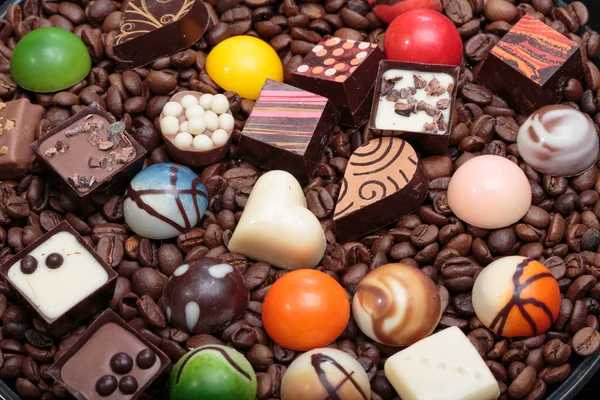 Set aus verschiedenen Schokoladenpralinen und Kaffeebohnen — Stockfoto