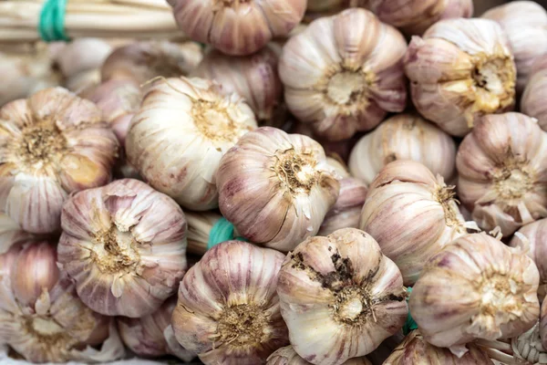 Nahaufnahme von Zwiebeln mit frischem Knoblauch — Stockfoto