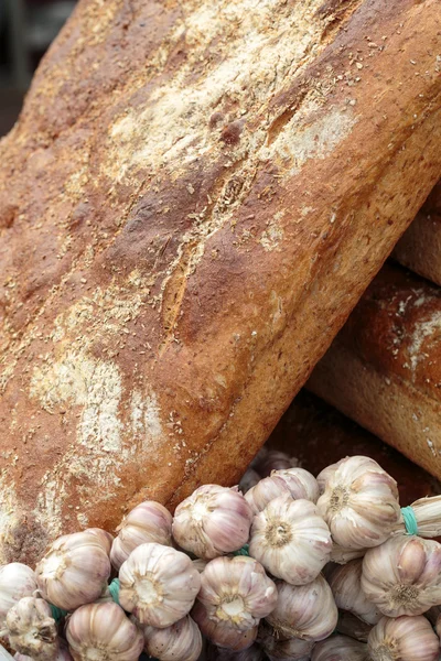 Nahaufnahme von rustikalem Brot und Zwiebeln mit frischem Knoblauch — Stockfoto