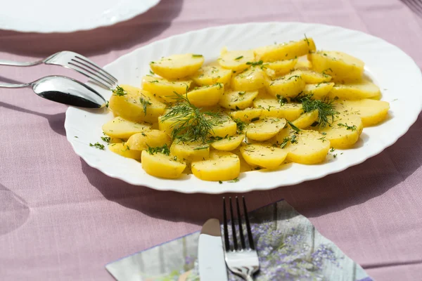 Dereotlu ve zeytinli haşlanmış patates. — Stok fotoğraf