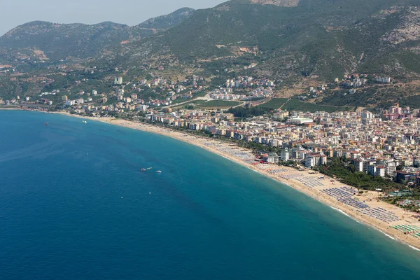 Alanya - der Strand von Kleopatra. Alanya ist einer der beliebtesten Badeorte in der Türkei — Stockfoto