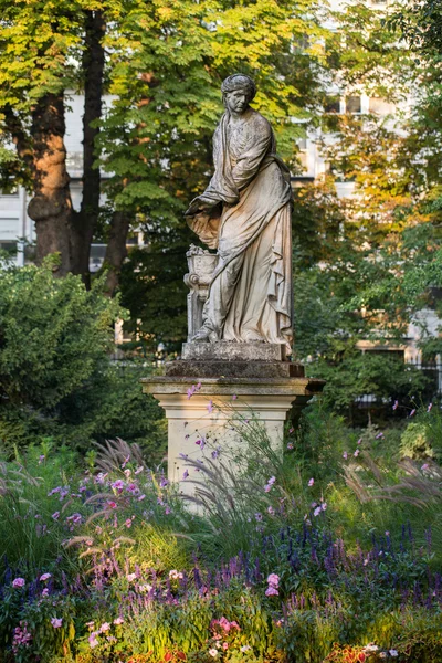 Paris - Gärten von Luxemburg. L 'Hiver-Skulptur von Michel Anguier — Stockfoto