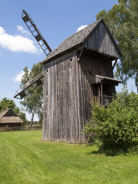 Gammal trä väderkvarn på bakgrund av blå himmel — Stockfoto