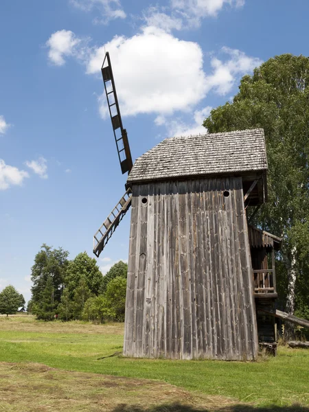 Gammal trä väderkvarn på bakgrund av blå himmel — Stockfoto